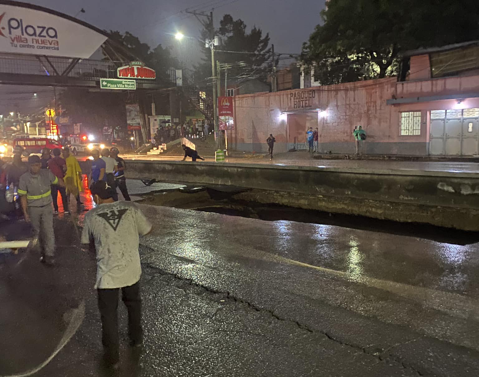 Personas quedan atrapadas tras hundimiento en Villa Nueva