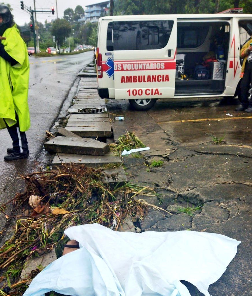 Correntada arrastra a un peatón en la zona 8 de Mixco