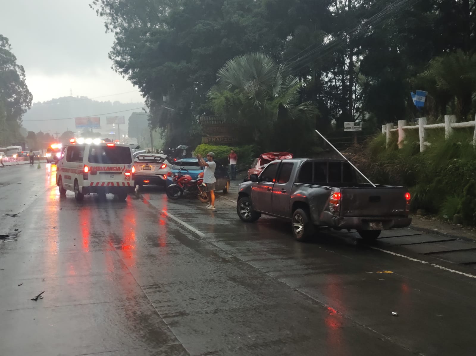 Tráiler provoca fuerte accidente en la cuesta de Villalobos; más de ocho vehículos chocados