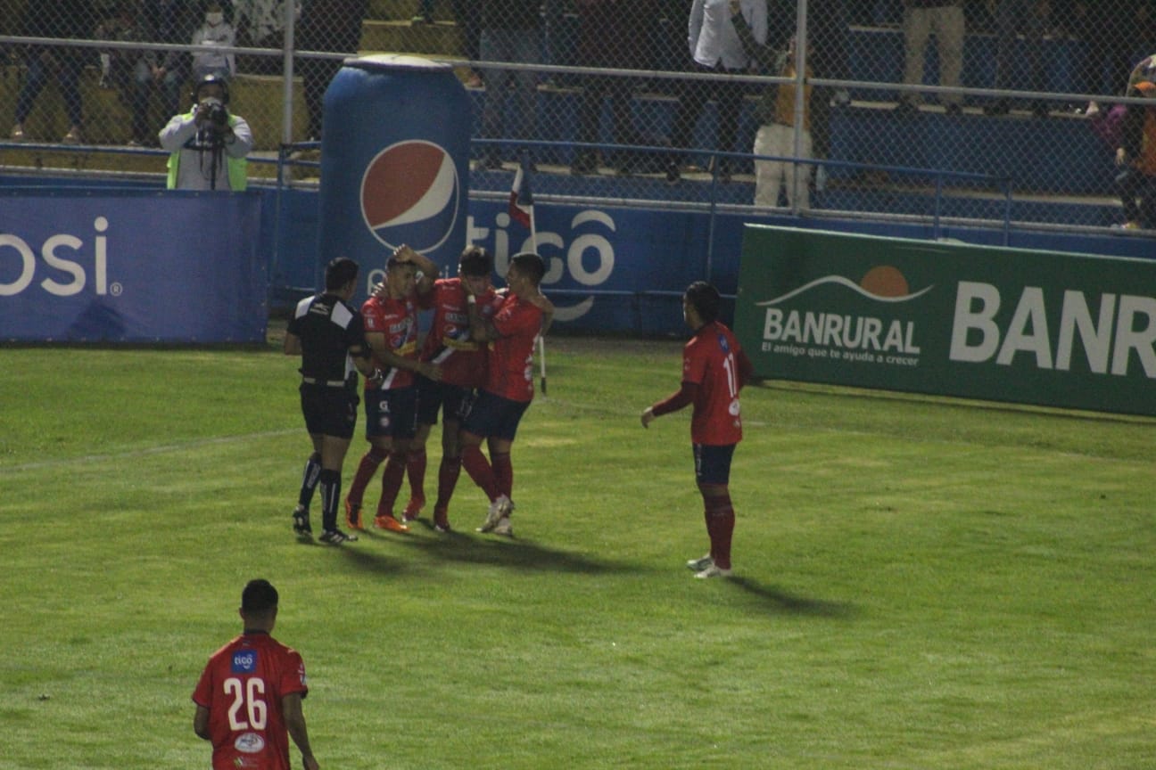 ¡Fiesta en Quetzaltenango! Xelajú derrota a Cobán y toma el liderato momentáneo de liga