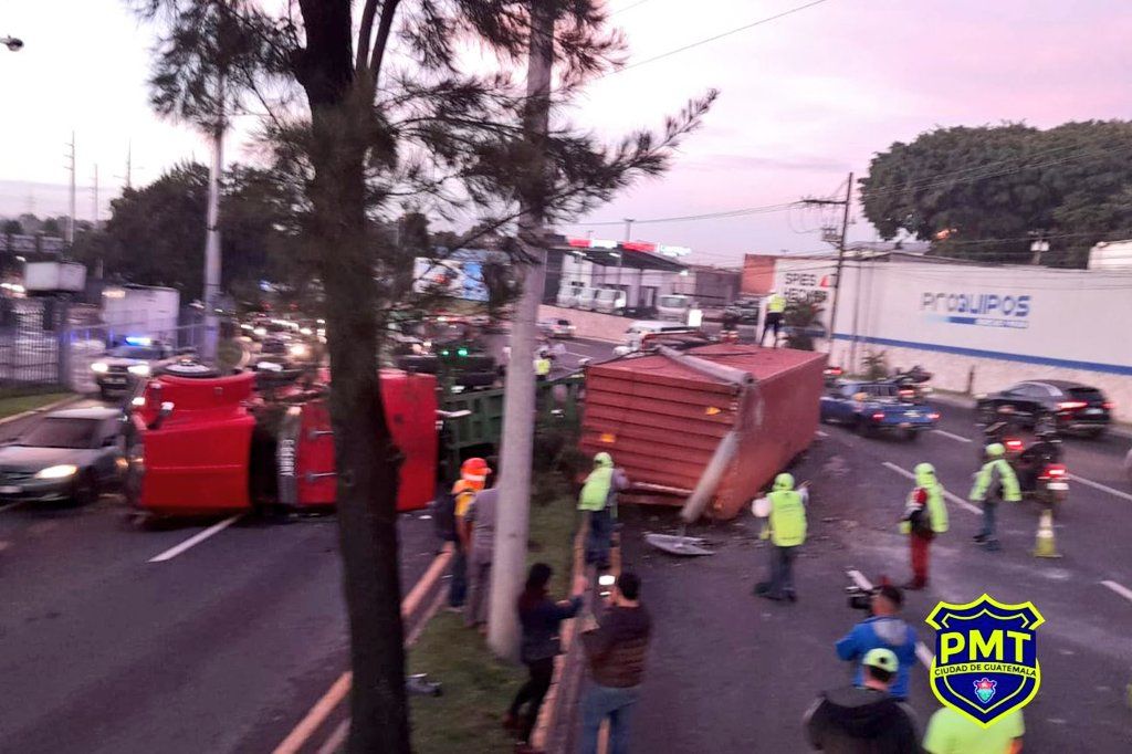 VIDEO. Retiran un tráiler que volcó en el Periférico