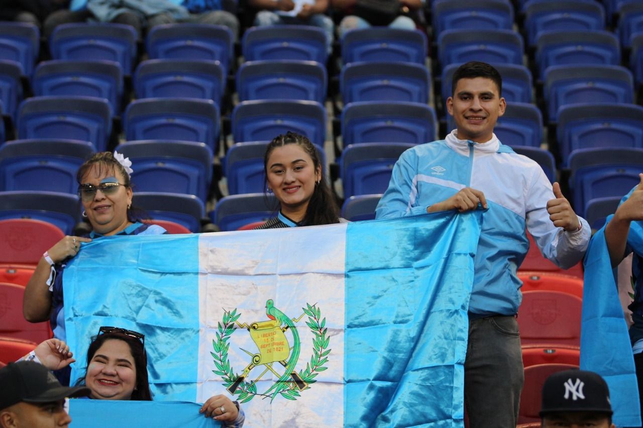 Guatemaltecos pintan de azul y blanco el Red Bull Arena para el amistoso ante Colombia