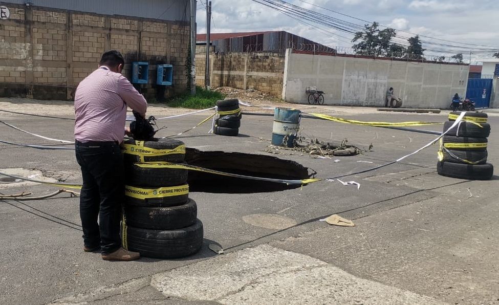 Neto Bran se niega a reparar calle tras socavón en Mixco