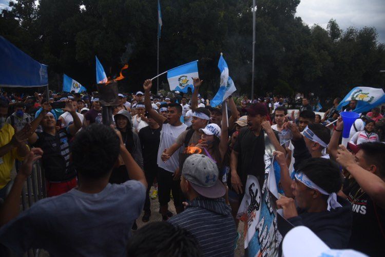 ¡Mensaje de libertad! Con gran júbilo centenares recorren el país con el fuego patrio