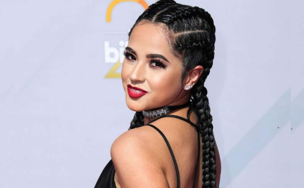 Becky G posa en lencería para campaña de Kim Kardashian