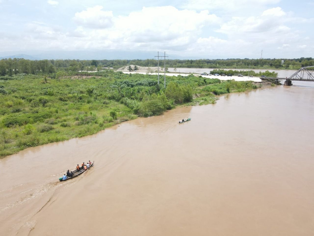 Con drones buscan a familia que habría caído a río Motagua dentro de vehículo