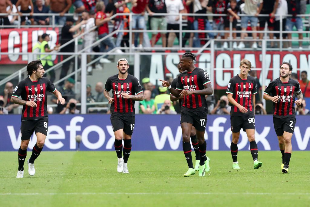 El AC Milan pinta el ‘Derby Della Madonnina’ de ‘rossonero’