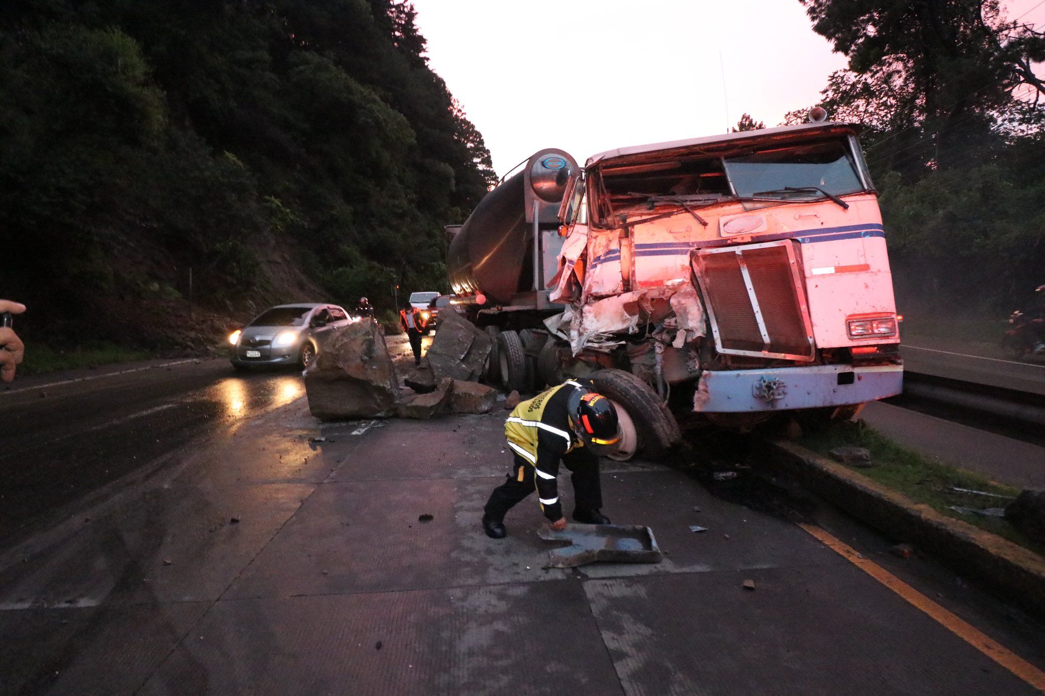 VIDEO. Camión se accidentó por caída de rocas en la ruta Interamericana