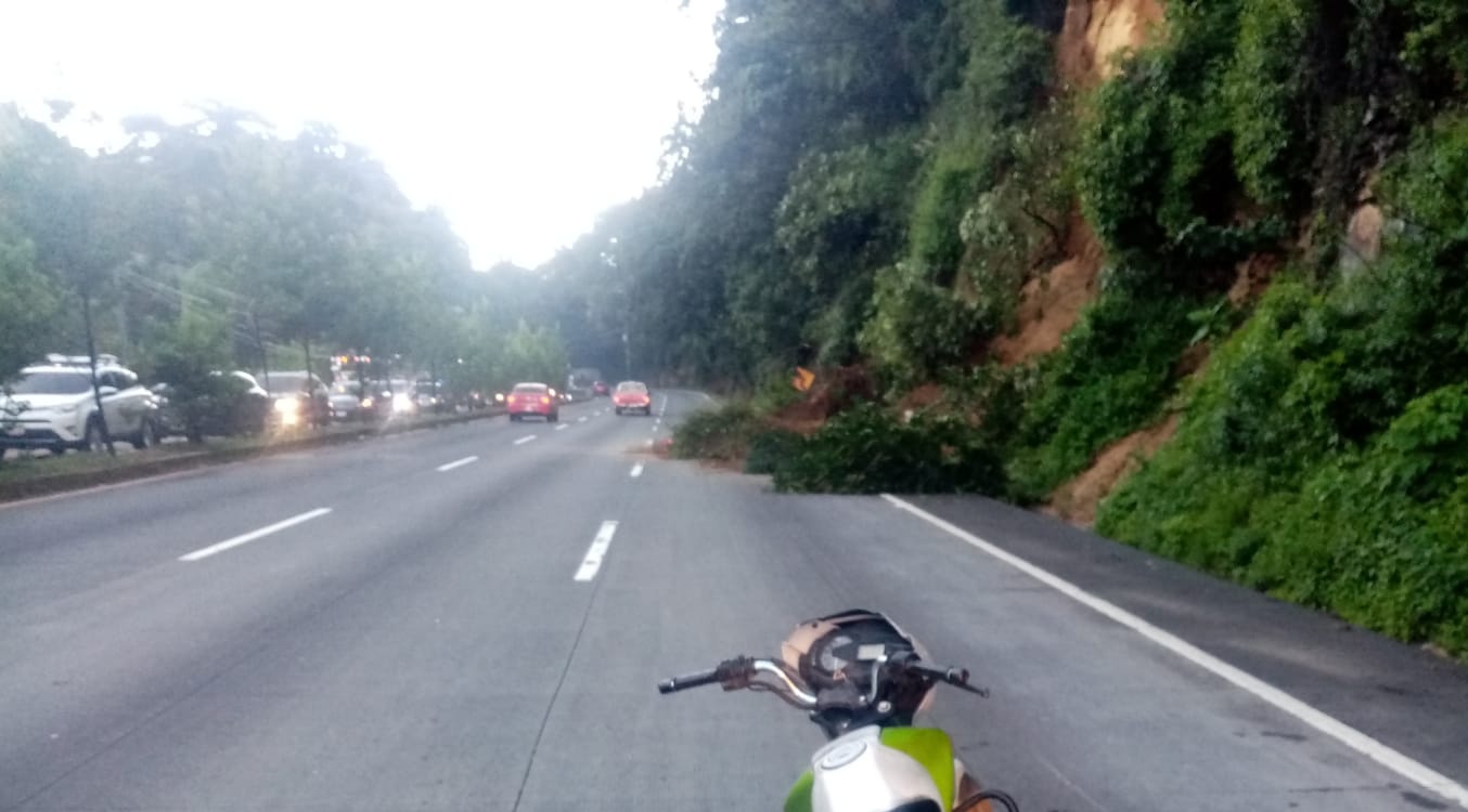 Derrumbe afecta la ruta Interamericana con dirección a San Lucas