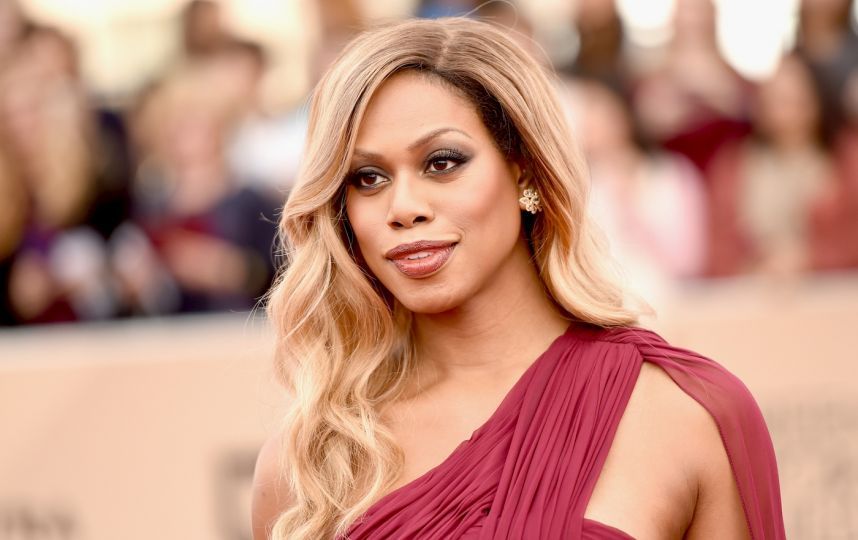 Laverne Cox llega a los Emmy con un vestido que causó burlas por su «horrendo diseño»