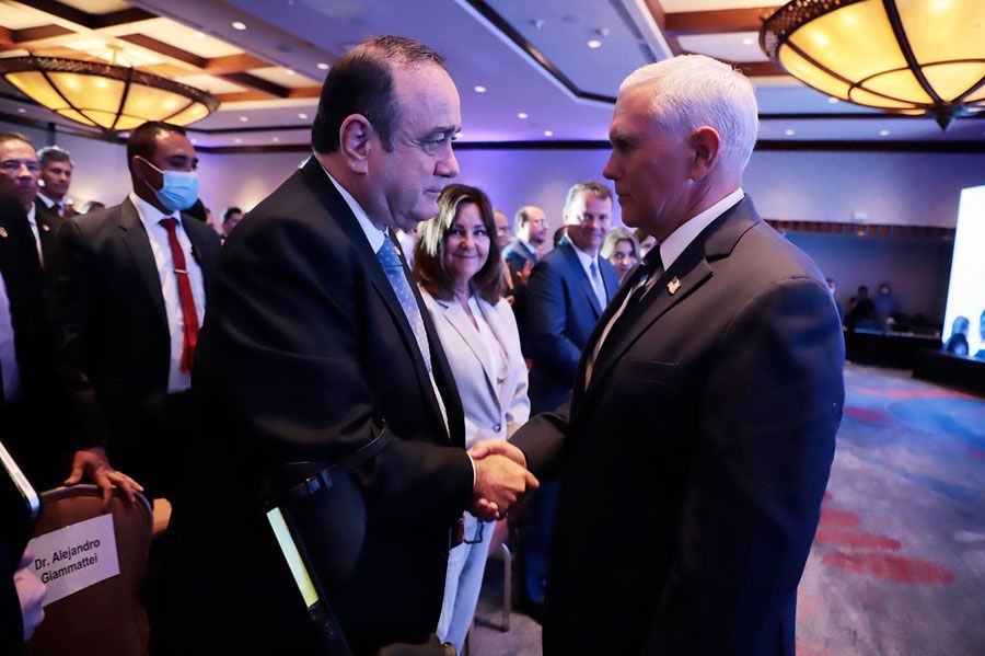 Alejandro Giammattei y Mike Pence coinciden en evento de carácter privado