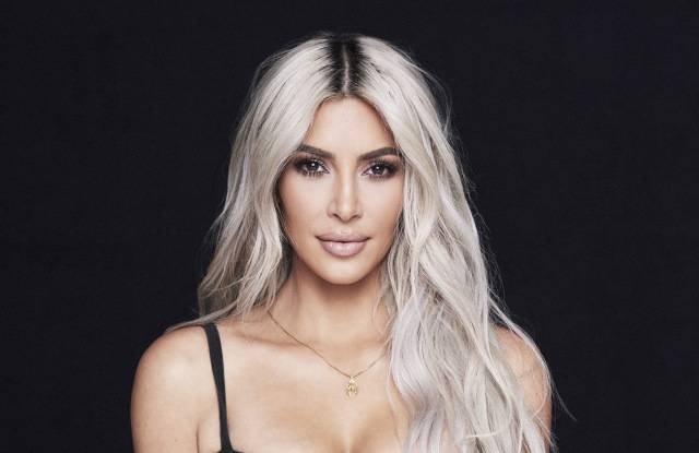 Kim Kardashian desata burlas por no poder caminar en ajustado vestido