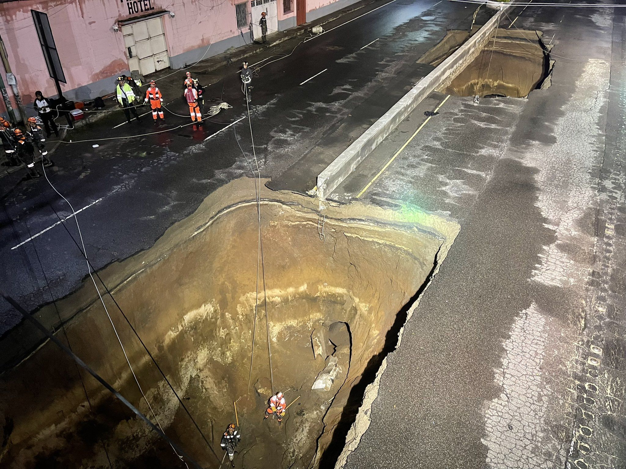 Hundimiento en Villa Nueva: buscan víctimas y declaran alerta roja