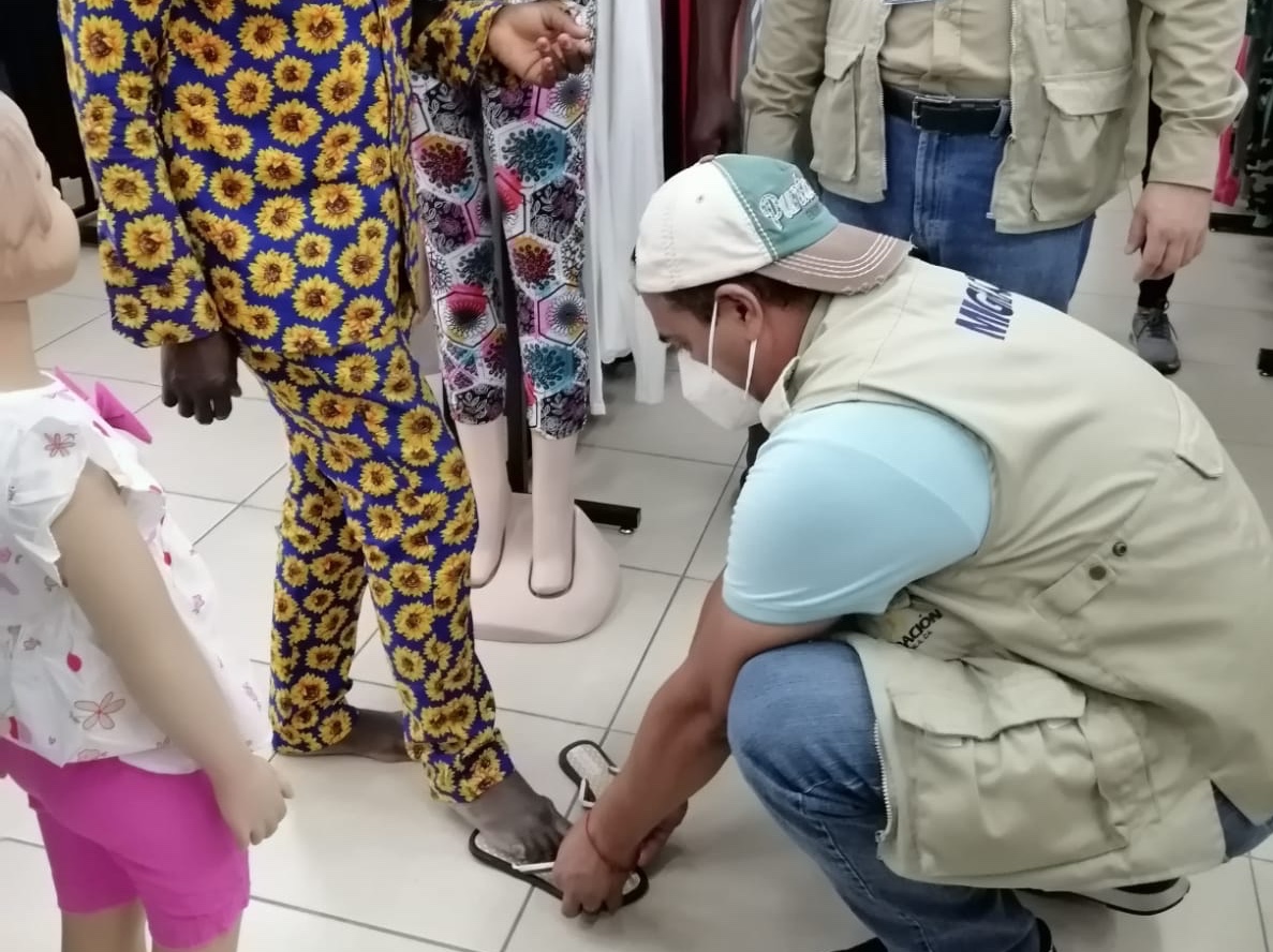 Ciudadana de Angola con heridas en los pies debido a que estaba descalza en Chiquimula. / Foto: IGM