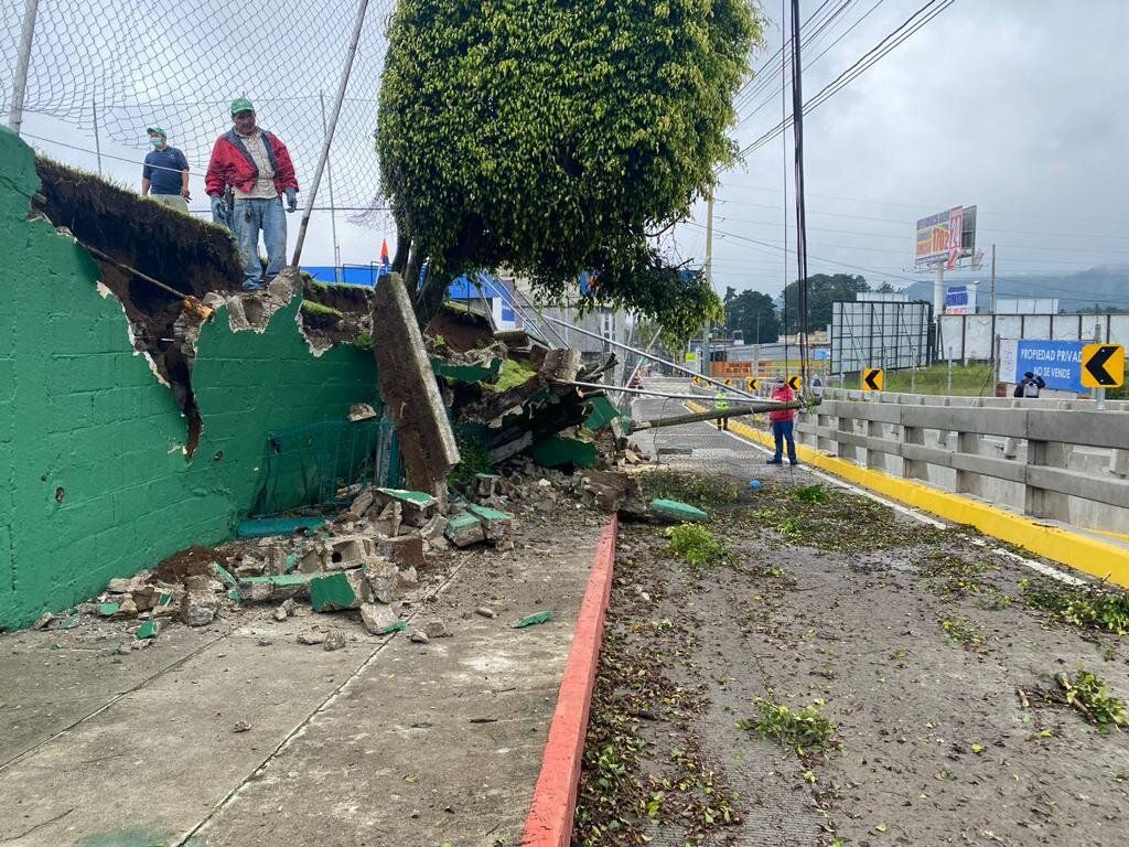 Se desploma muro perimetral del estadio Municipal de San Lucas Sacatepéquez