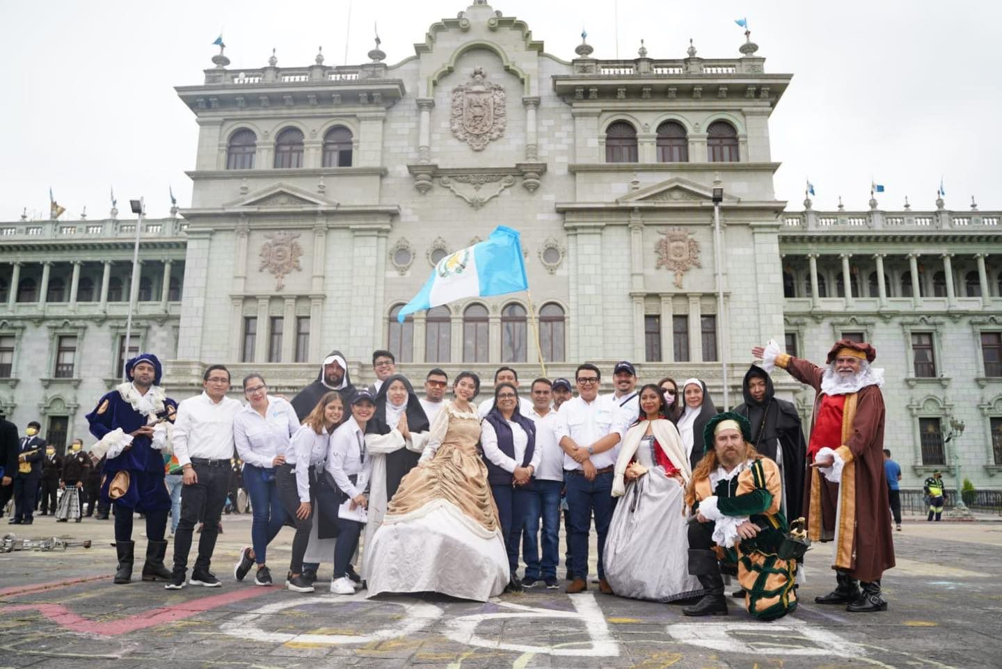 Realizan Pregón de Independencia frente al Palacio