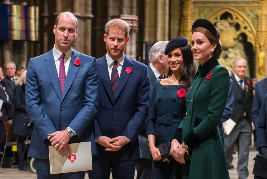 Los príncipes Guillermo y Enrique contemplan ofrendas florales a reina Isabel junto a sus esposas