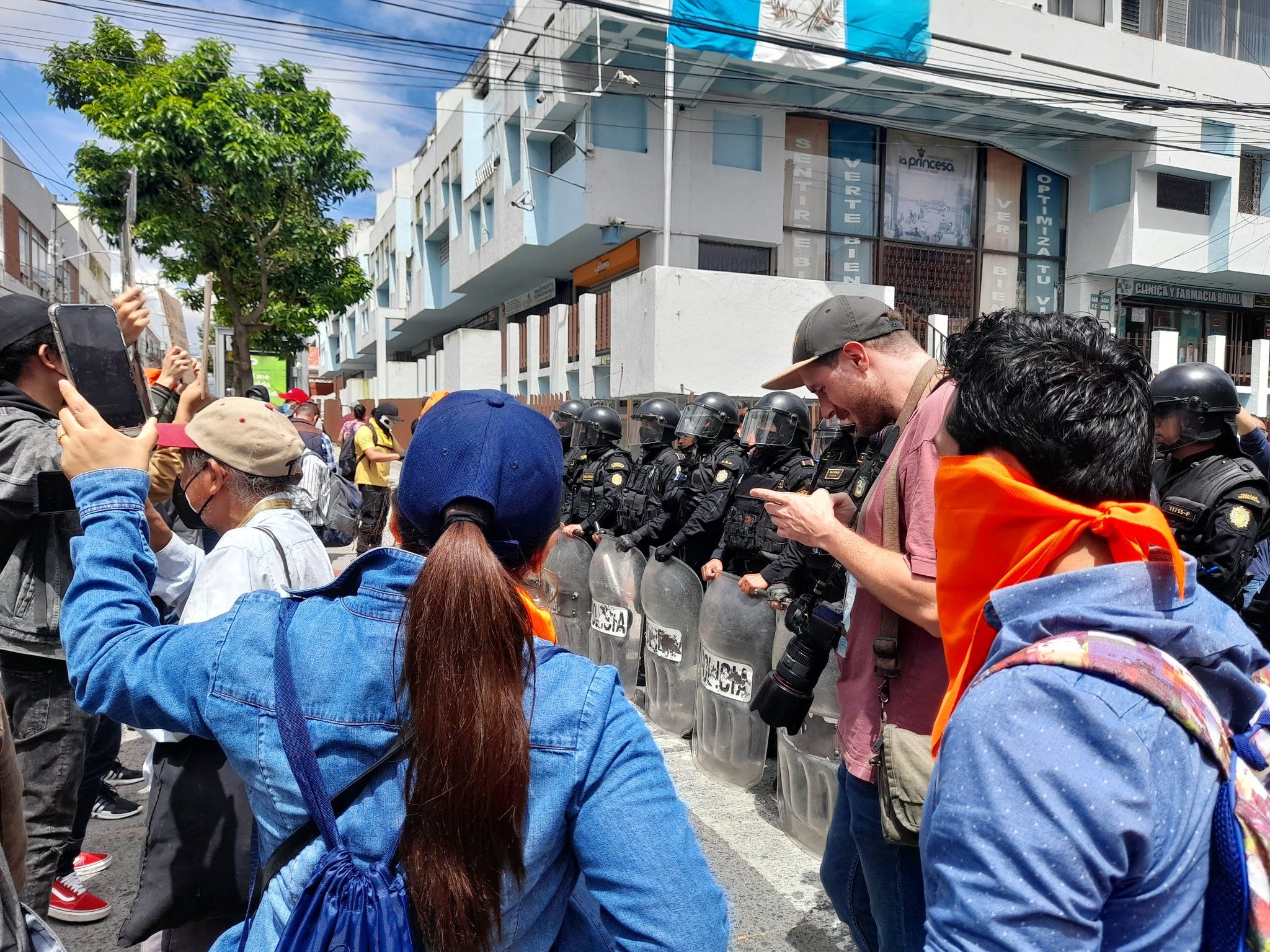 Protesta de universitarios coincide cerca del Desfile de Independencia