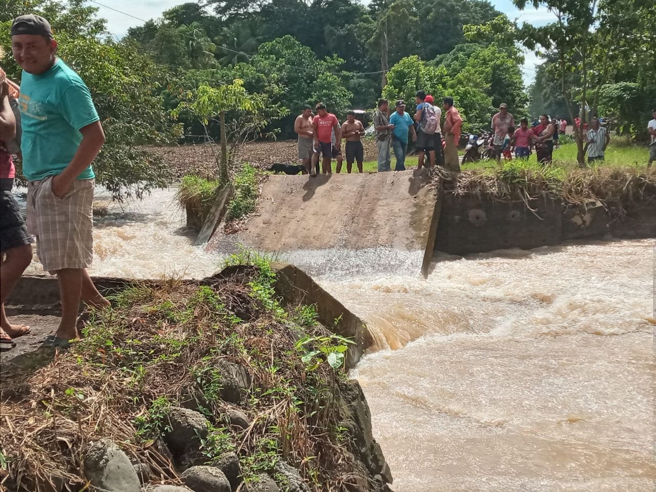 Corriente de río Samalá provoca el colapso de un puente en Retalhuleu