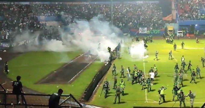 VIDEO. Reportan varios muertos en un estadio de futbol de Indonesia