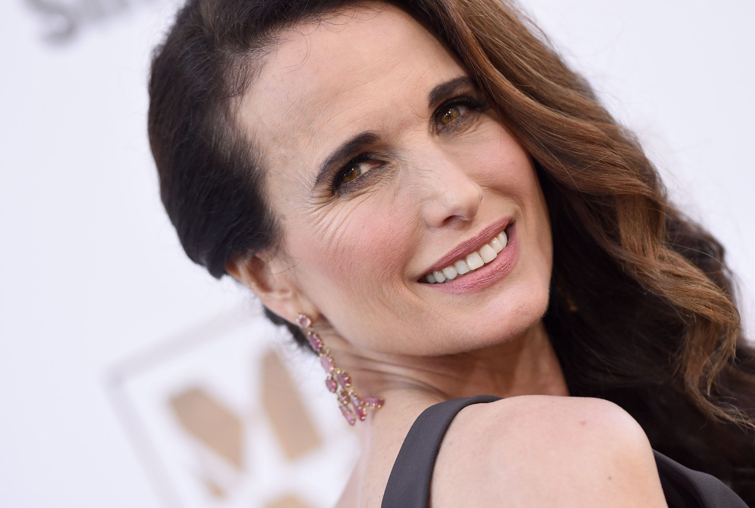 Tras falla de vestuario, Andie MacDowell muestra ropa interior en plena pasarela