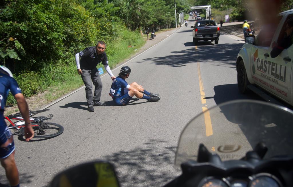 VIDEO. Corredores sufren caídas en los primeros kilómetros de la segunda etapa de la Vuelta