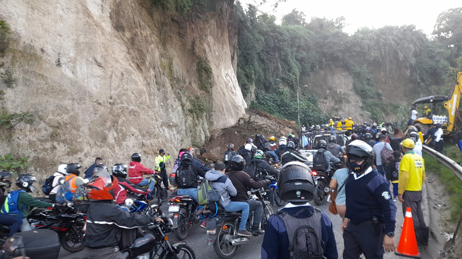 Derrumbe de grandes proporciones en km 18 de la ruta a Ciudad Quetzal