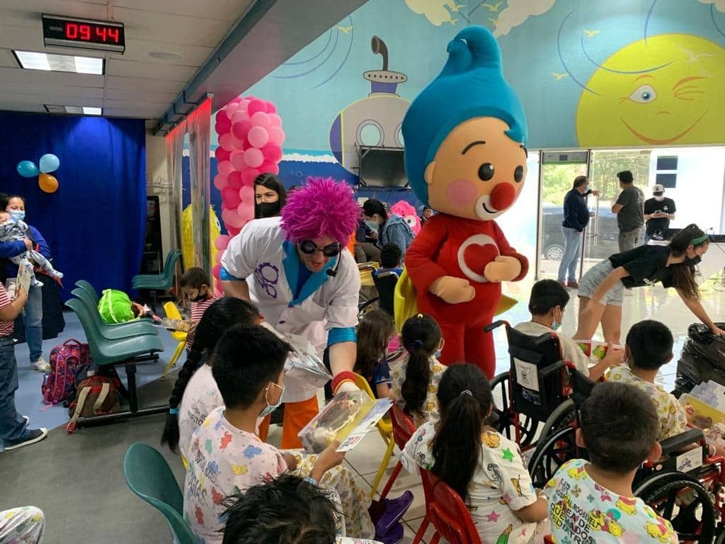 Payaso Plim y el profesor Burbujas dibujan sonrisas en el Hospital Roosevelt