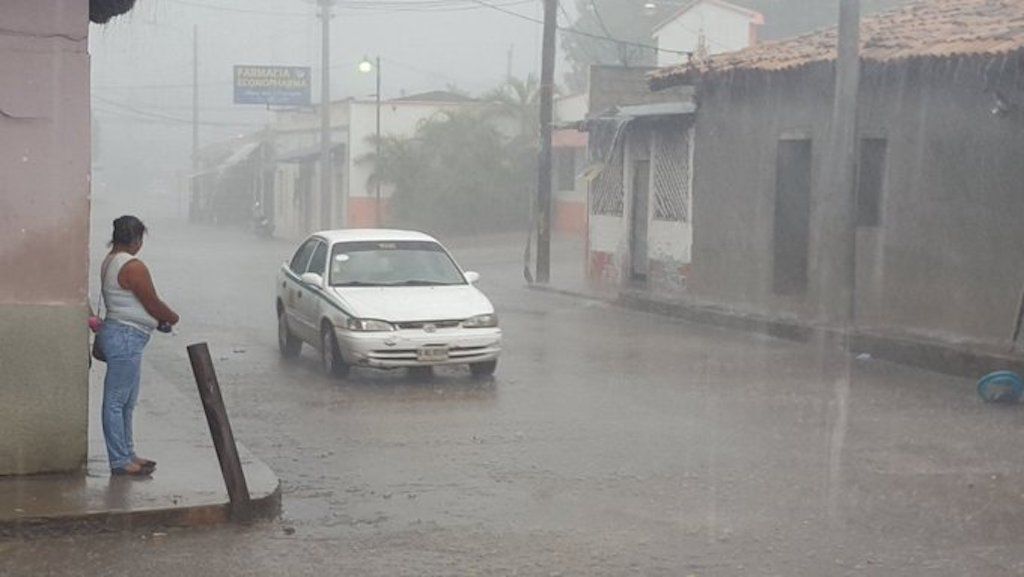 Julia mientras avanza en Nicaragua se degradó a tormenta tropical