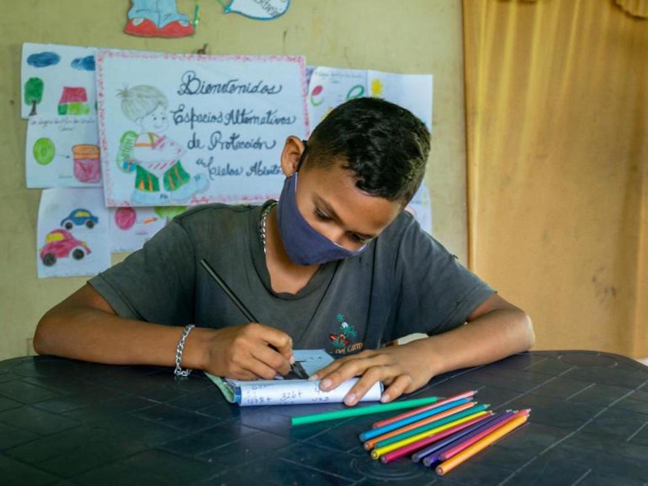 Mineduc elimina uso obligatorio de mascarilla en centros educativos