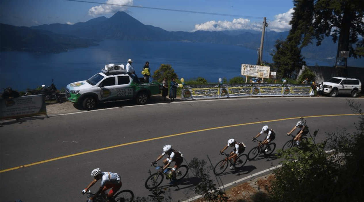 EN IMÁGENES. Las hermosas postales del paso de la Vuelta en los aledaños del Lago de Atitlán