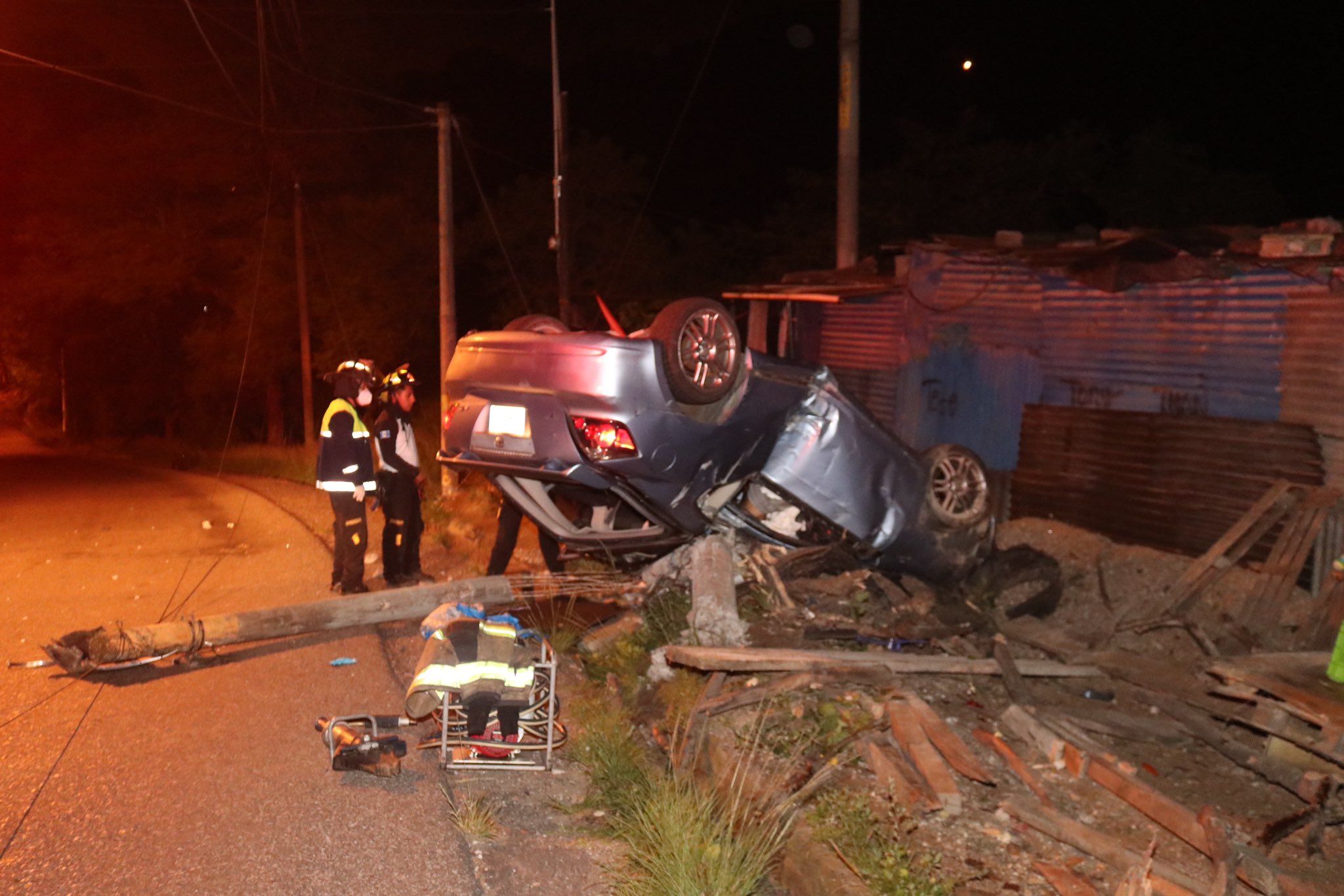 Fallece al volcar su vehículo en la zona 8 de Mixco