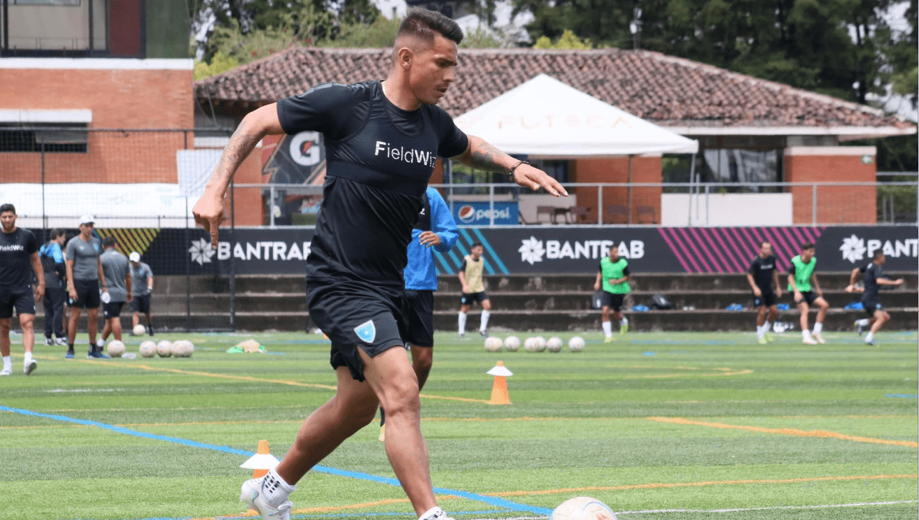 “En Guate hay material para hacer un buen papel”, dice Andrés Lezcano