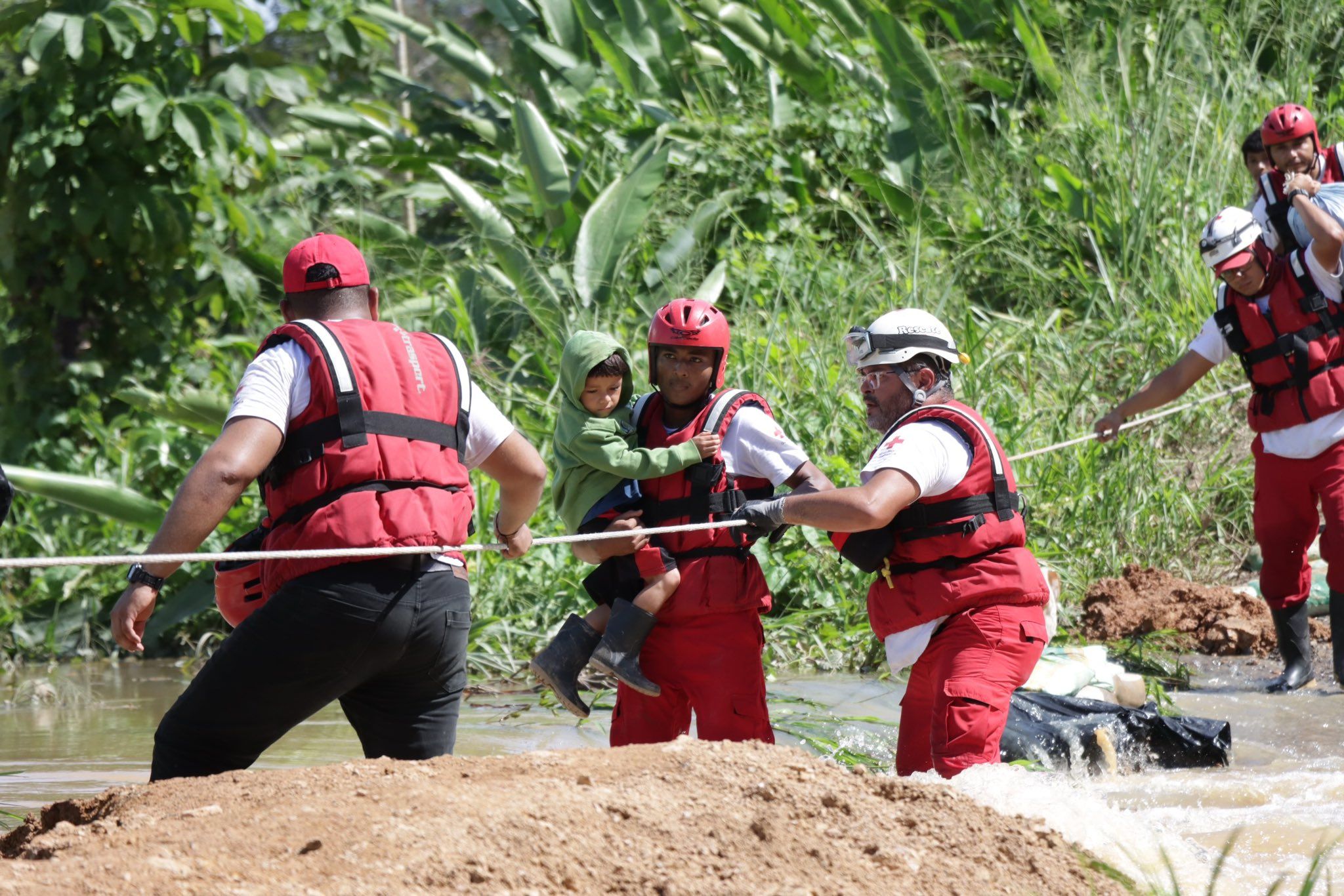 Continúan evacuaciones de emergencia por desborde de río Motagua en Puerto Barrios, Izabal