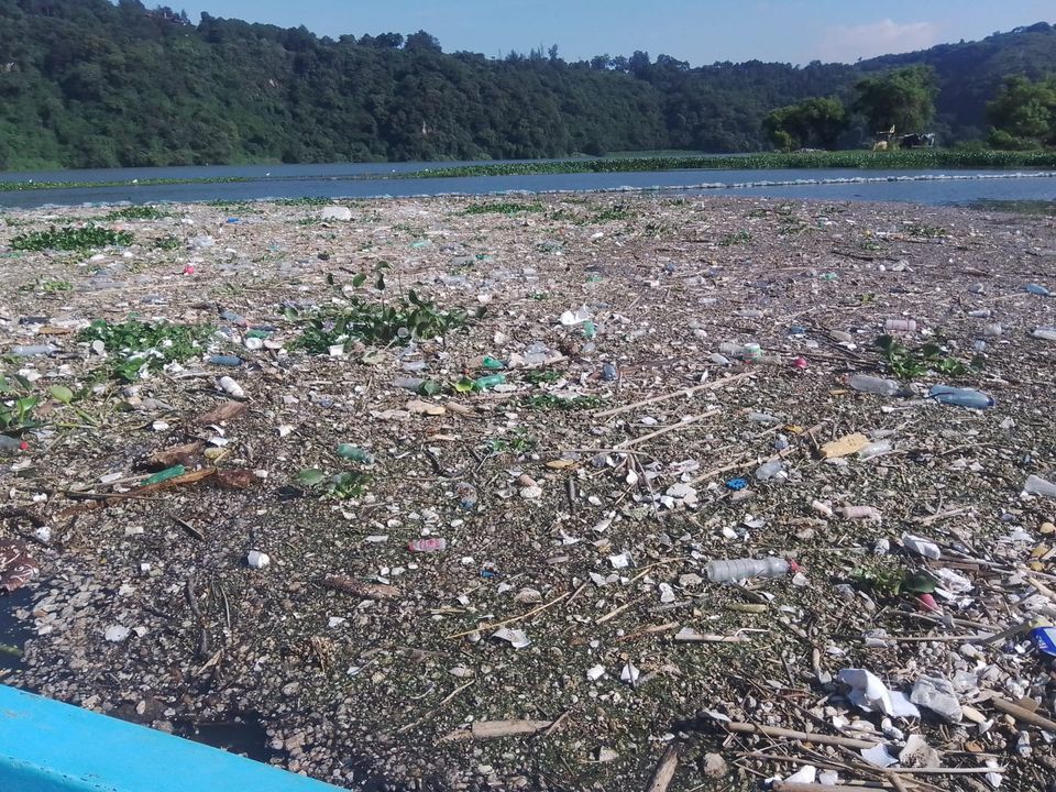 Lluvias y basura: Mantienen barridos para reducir contaminación en el lago de Amatitlán