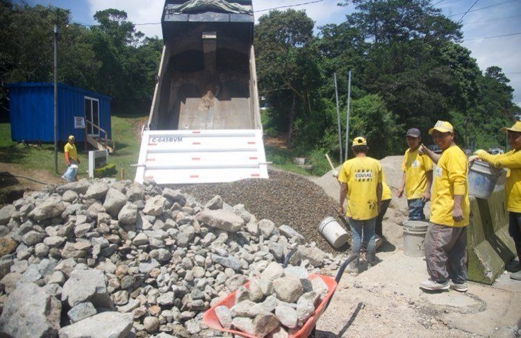 Compactan tierra en kilómetro 11.5 de la carretera a El Salvador