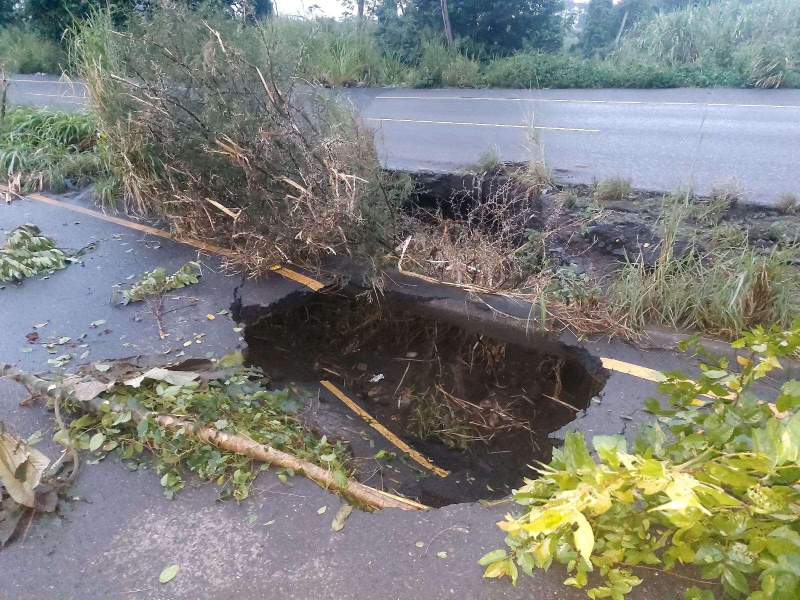 Piden precaución debido a hundimiento en la ruta al Pacífico