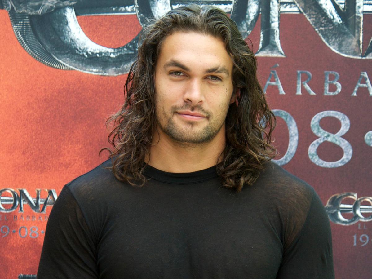 Usando un taparrabo, Jason Momoa enciende las redes al enseñar su trasero