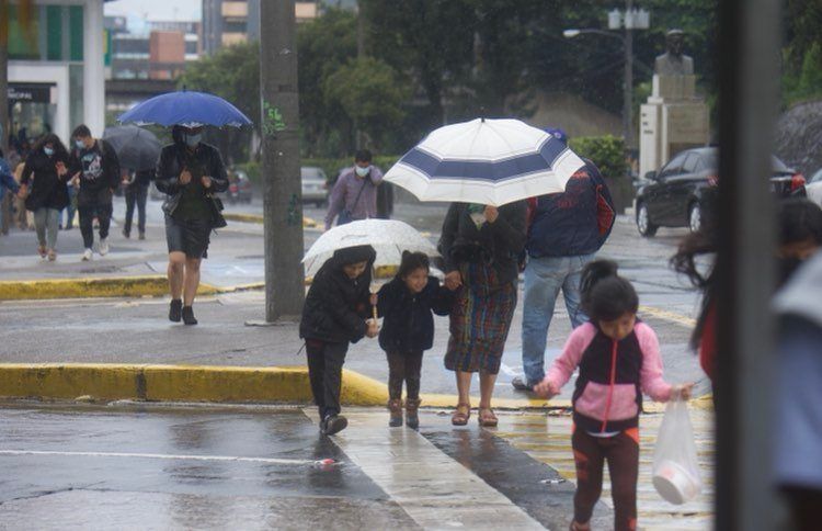 GALERÍA. Lluvia ligera debido a la tormenta Julia en la capital