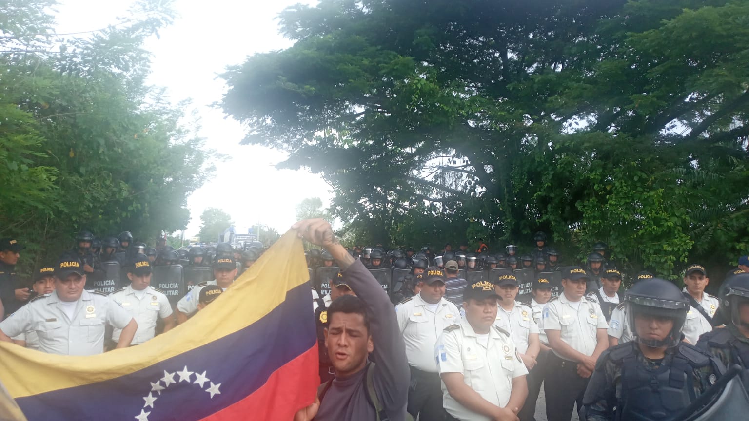 Más de 300 migrantes son interceptados en puente Motagua