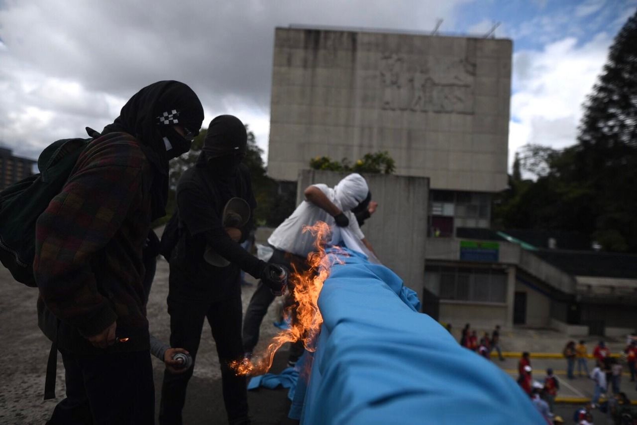 Encapuchados queman bandera en la Municipalidad de Guatemala