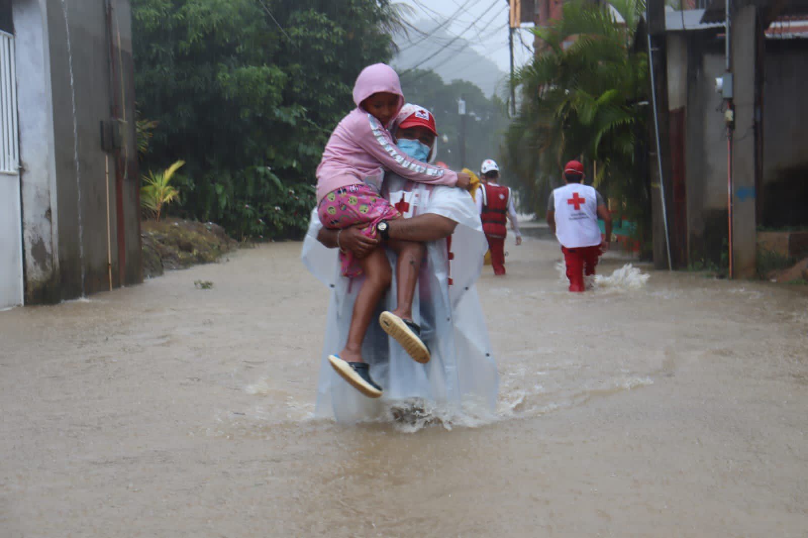 Primeros evacuados en Izabal por la tormenta Julia