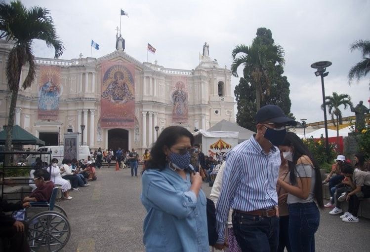 Aglomeración en Templo Santo Domingo por Virgen del Rosario