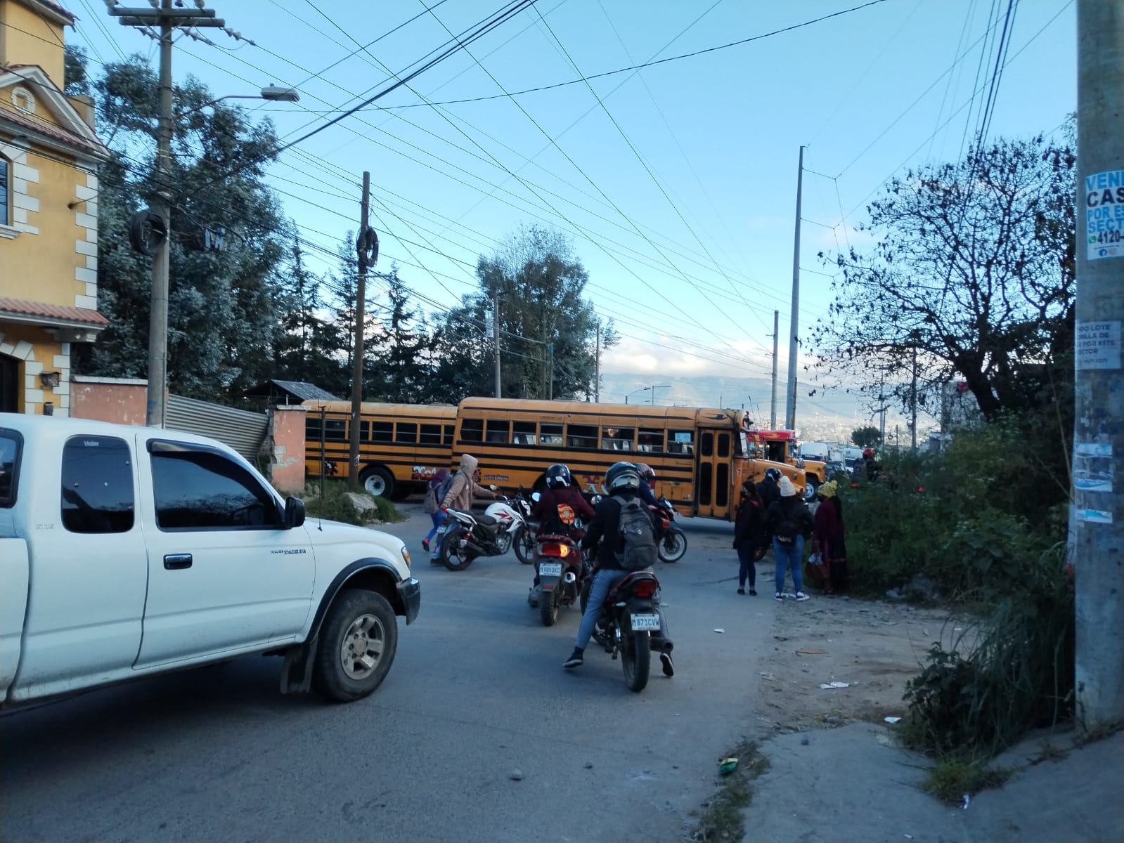 Transportistas mantienen 12 puntos bloqueados en el país