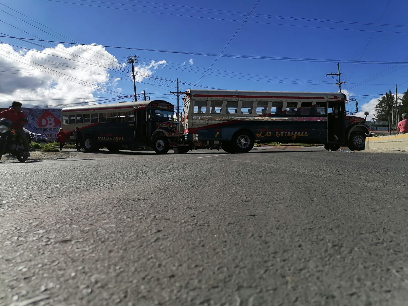 Transportistas mantienen bloqueos en las carreteras este viernes