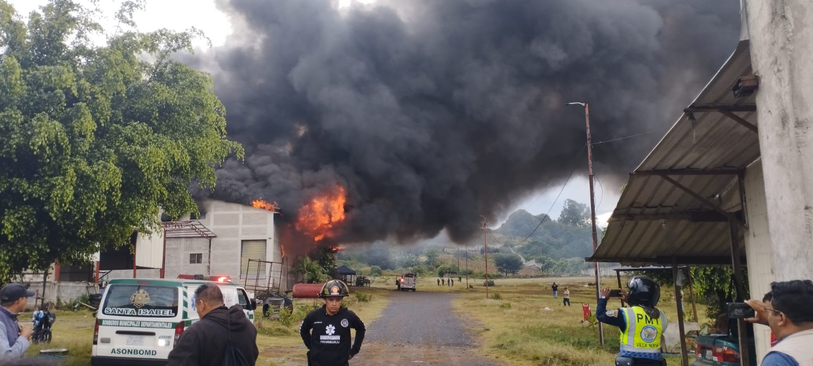 Bomberos combaten incendio en bodegas de reciclaje