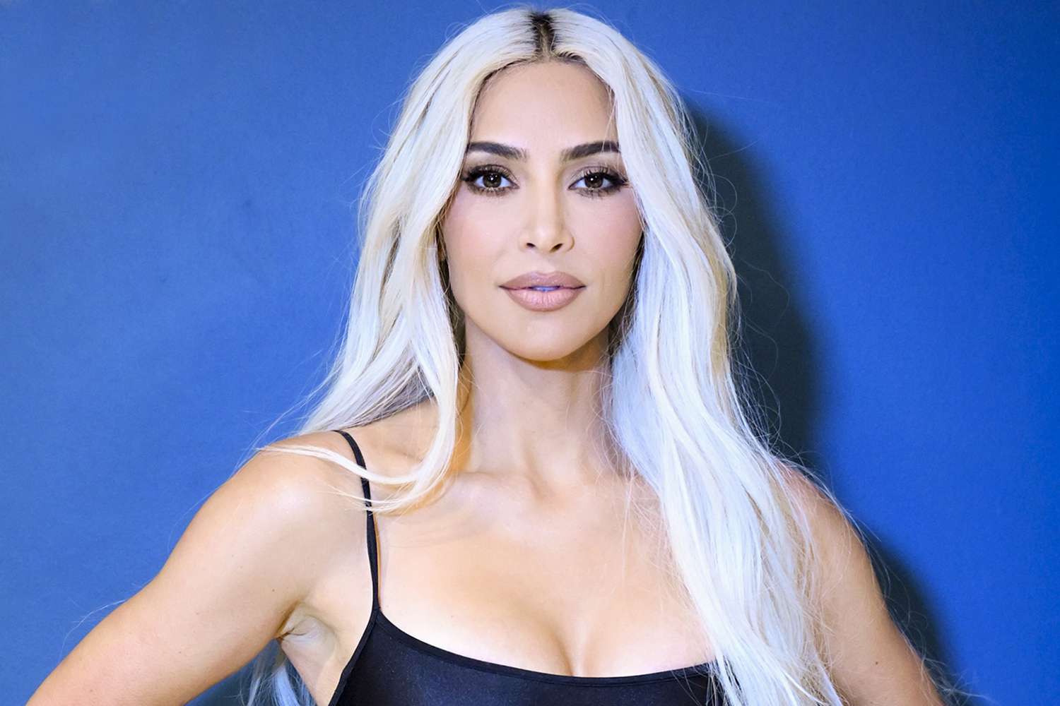 Kim Kardashian recibe las fiestas de fin de año con radical cambio de look