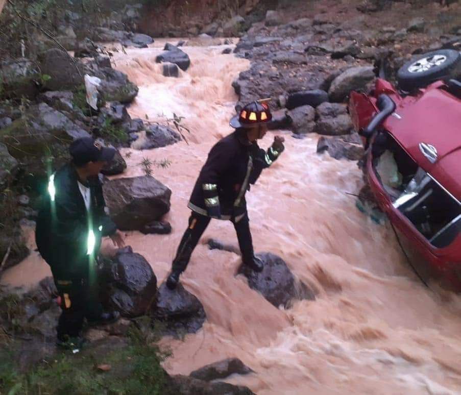 Bomberos buscan a tres personas luego que un vehículo cayó al río