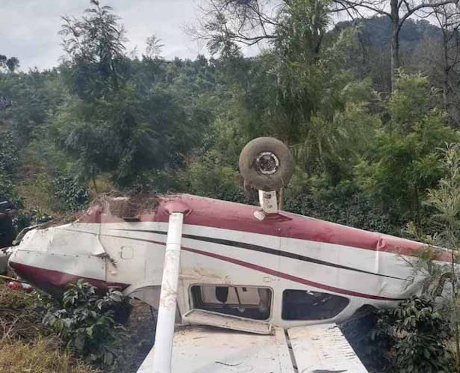 Avioneta se desploma en la Antigua Guatemala y provoca conato de incendio