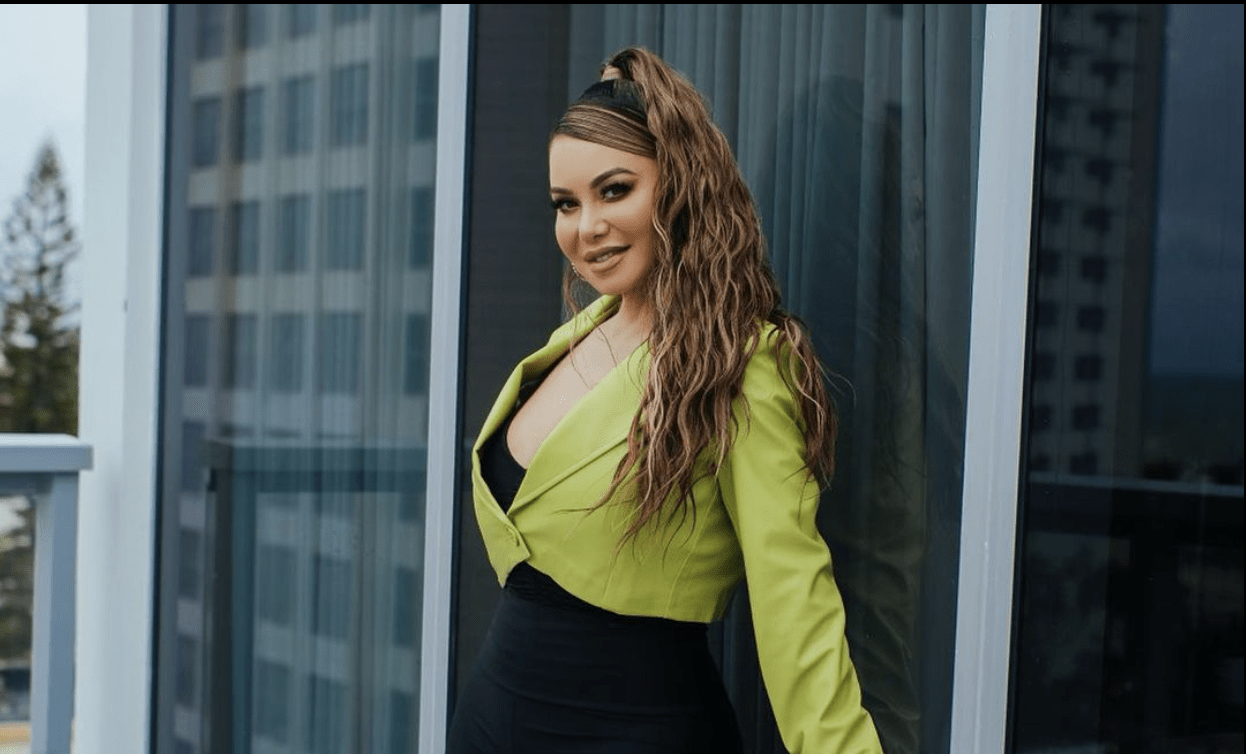 Flash exhibe los senos de Chiquis Rivera en traslúcida blusa sin sostén